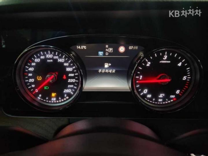 Mercedes-Benz E-Class W213 E220d Exclusive 9