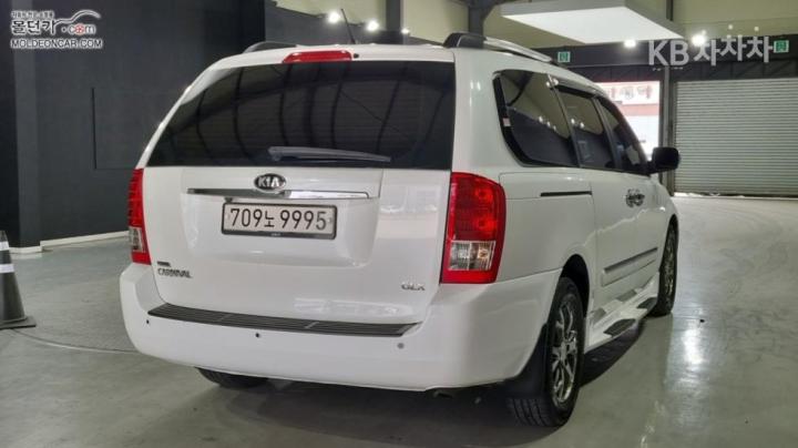 Kia Carnival R Grand GLX Top Model 3