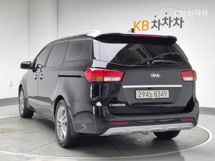 Kia Carnival 2.2 Diesel Noblesse Special 3