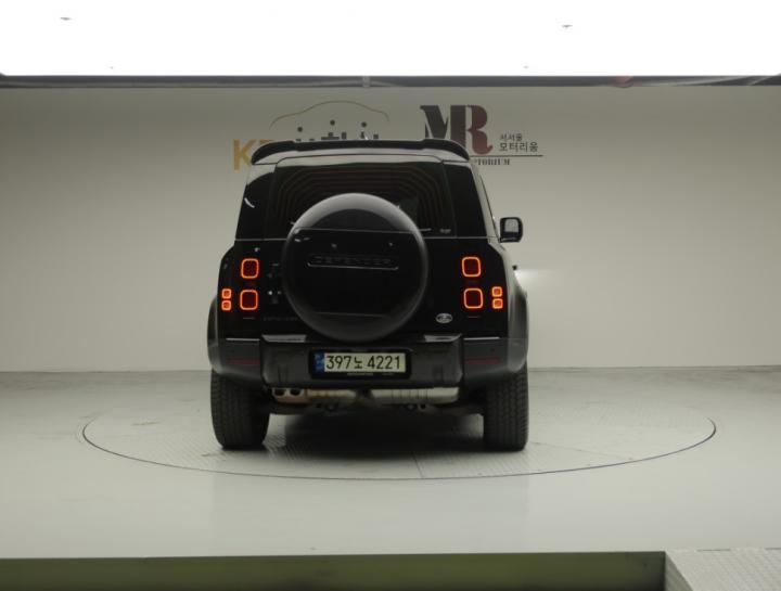 Land Rover Defender L663 110 D250 SE 4