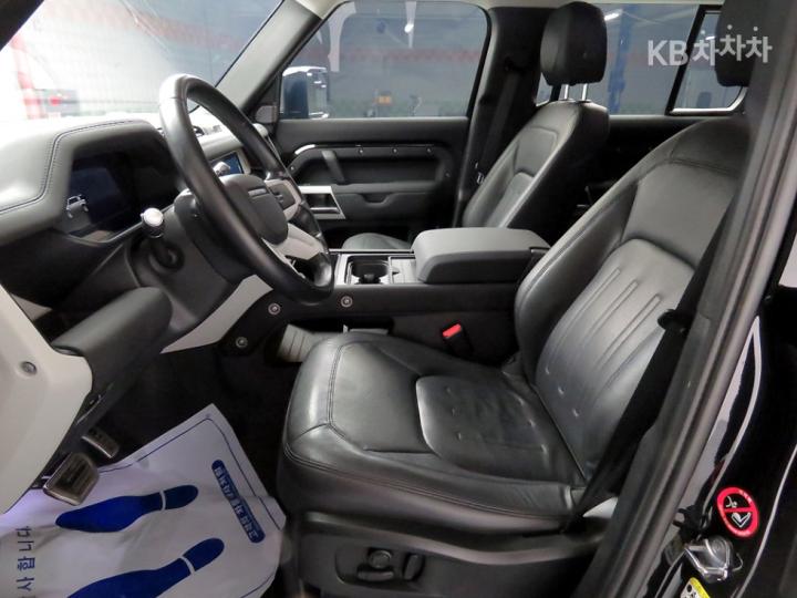 Land Rover Defender L663 110 D250 SE 6