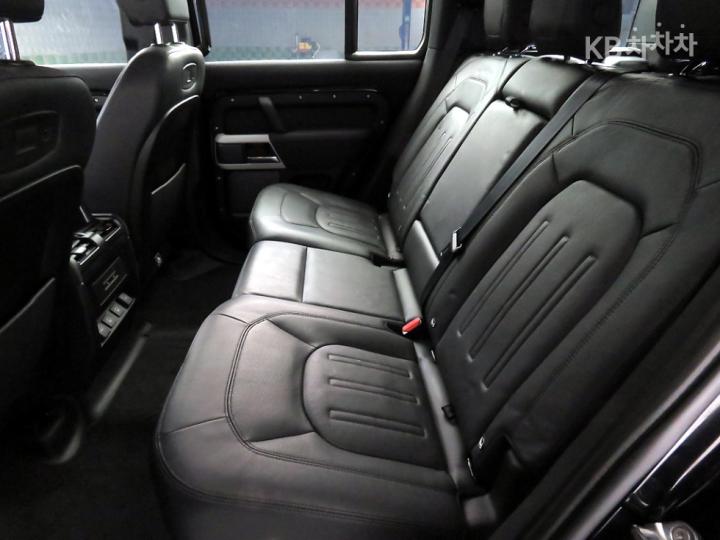 Land Rover Defender L663 110 D250 SE 7