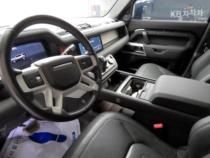 Land Rover Defender L663 110 D250 SE 8
