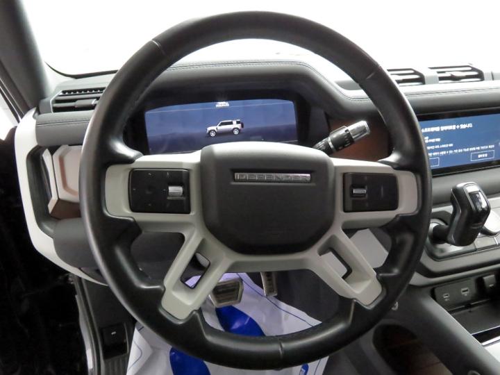 Land Rover Defender L663 110 D250 SE 9