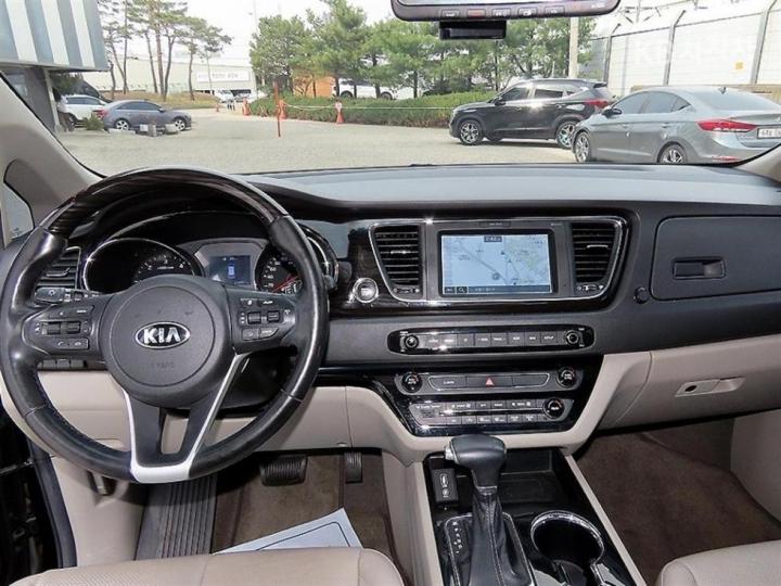 Kia Carnival 2.2 Diesel Limousine President 8