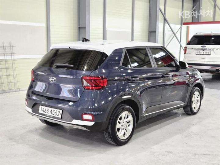 Hyundai Venue Gasoline 1.6 Modern 7