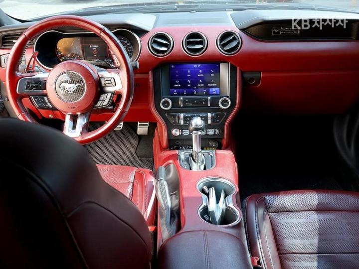 Ford Mustang Coupe 5