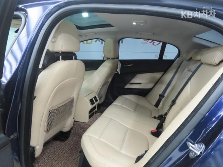 Jaguar XE 2.0 Diesel PORTFOLIO 7