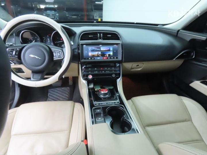 Jaguar XE 2.0 Diesel PORTFOLIO 8