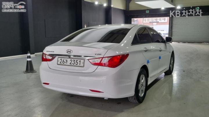 Hyundai Sonata YF LPi Deluxe 3