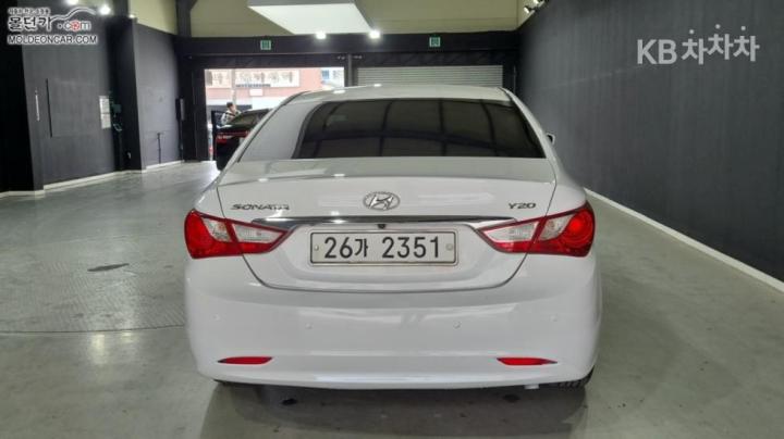 Hyundai Sonata YF LPi Deluxe 5