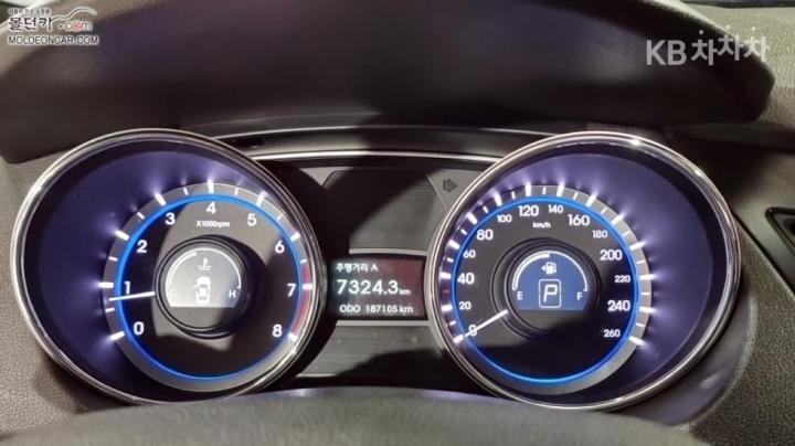 Hyundai Sonata YF LPi Deluxe 6