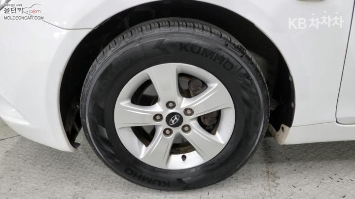 Hyundai Sonata YF LPi Deluxe 7