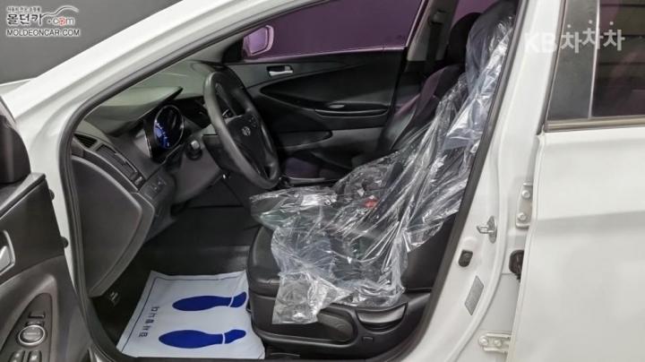 Hyundai Sonata YF LPi Deluxe 10