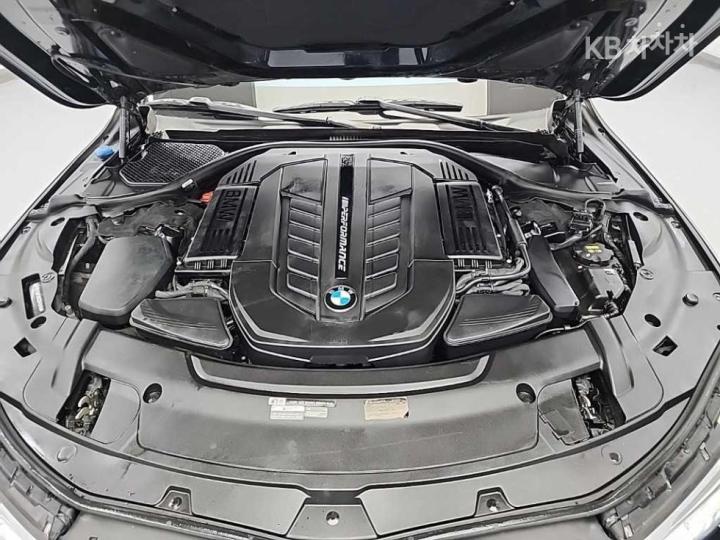 BMW 7 Series G11 M760Li xDrive Base Type 6
