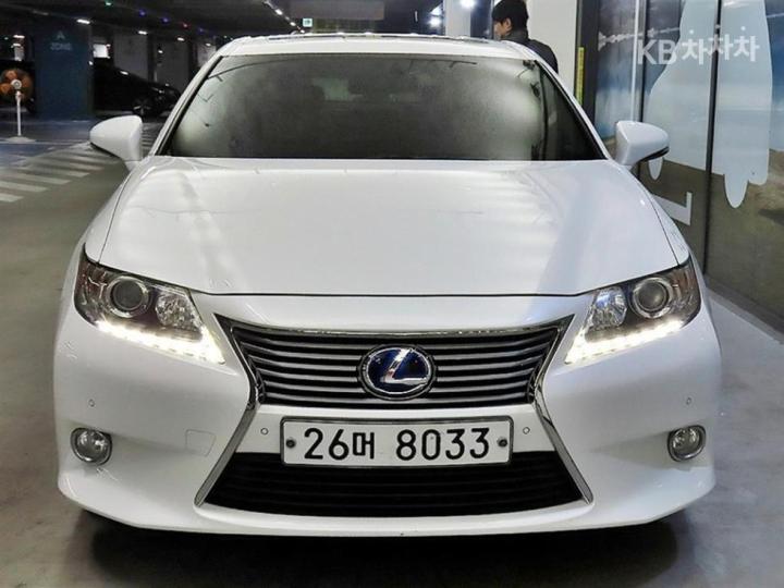 Lexus ES New 300h Supreme 3