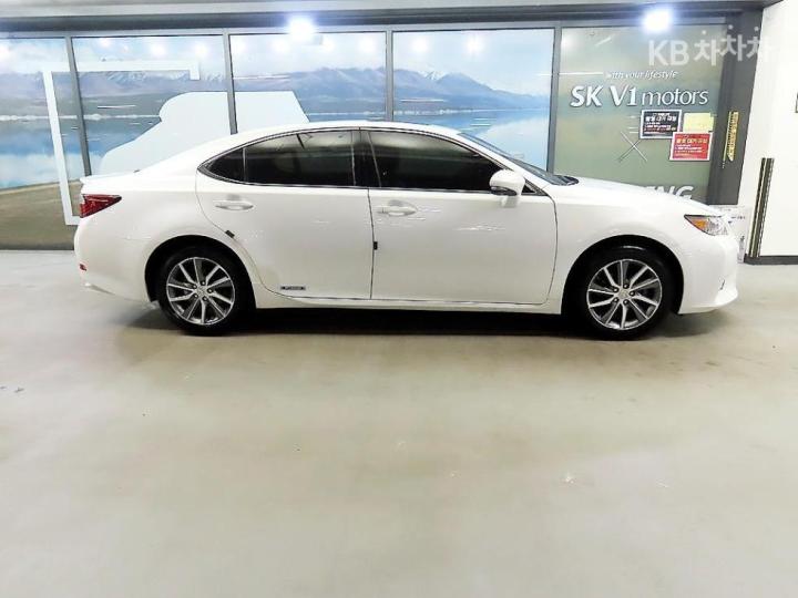 Lexus ES New 300h Supreme 4