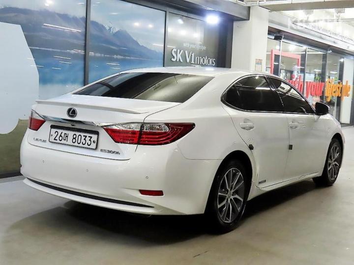 Lexus ES New 300h Supreme 5