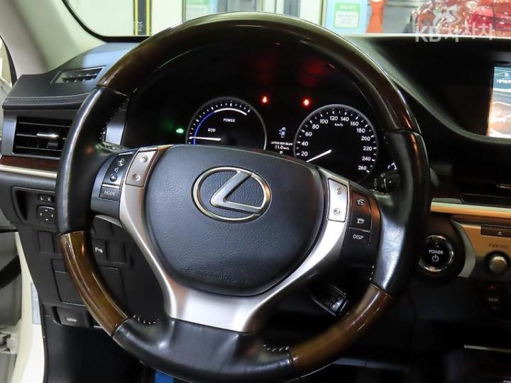 Lexus ES New 300h Supreme 9