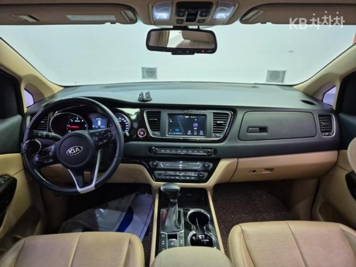 Kia Carnival 2.2 Diesel Limousine VIP 8