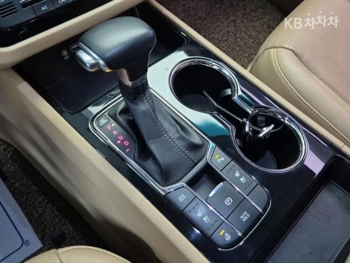 Kia Carnival 2.2 Diesel Limousine VIP 9