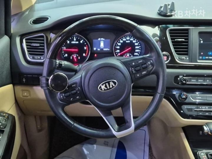 Kia Carnival 2.2 Diesel Limousine VIP 10