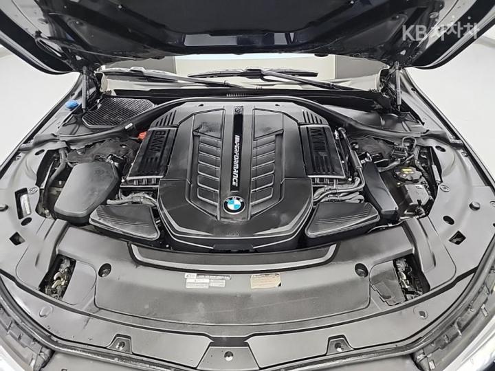 BMW 7 Series G11 M760Li xDrive Base Type 6