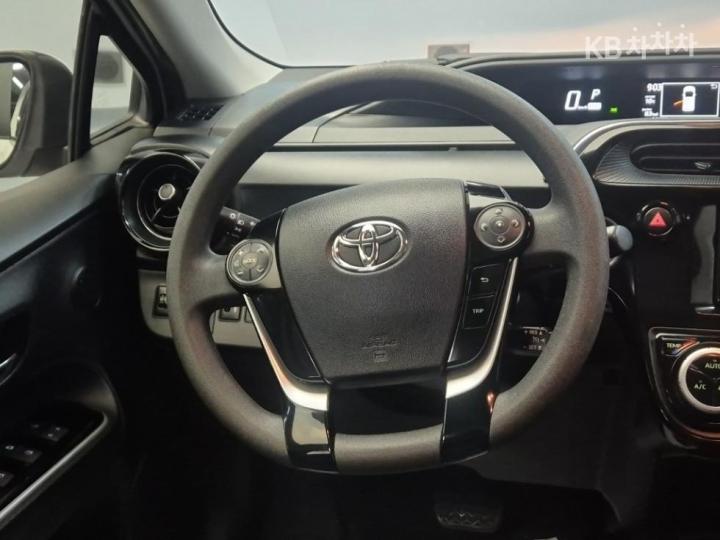 Toyota Prius C 1.5 Hybrid 10