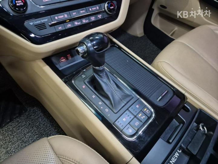 Kia Carnival 2.2 Diesel Noblesse 9