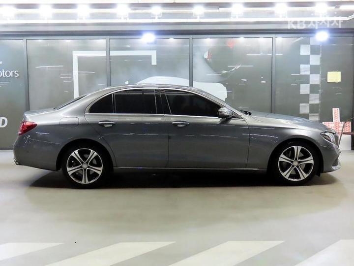 Mercedes-Benz E-Class W213 E300 Avantgarde 4