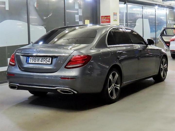 Mercedes-Benz E-Class W213 E300 Avantgarde 5