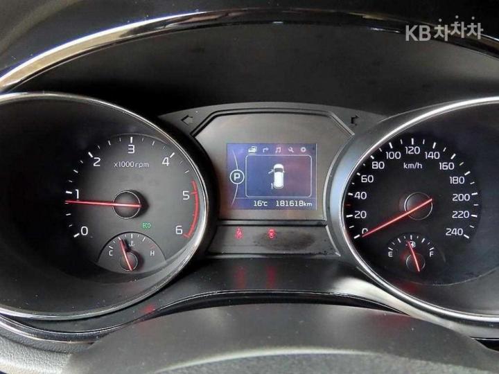 Kia Carnival 2.2 Diesel Prestige 9