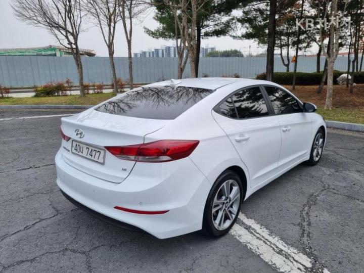 Hyundai Avante AD 1.6 GDi Value Plus 9