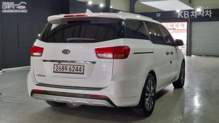 Kia Carnival 2.2 Diesel Luxury 3