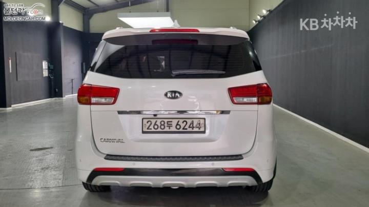 Kia Carnival 2.2 Diesel Luxury 5