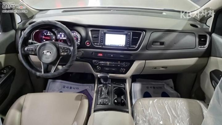 Kia Carnival 2.2 Diesel Luxury 8