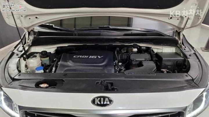 Kia Carnival 2.2 Diesel Luxury 9