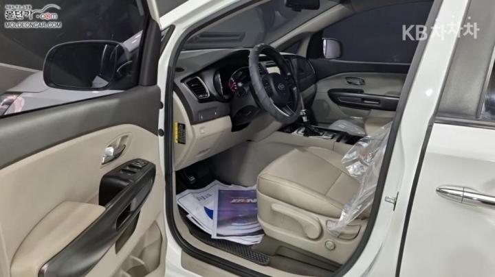 Kia Carnival 2.2 Diesel Luxury 10