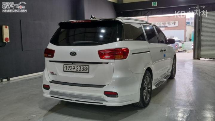 Kia Carnival 2.2 Diesel Luxury 3