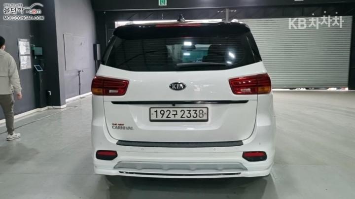 Kia Carnival 2.2 Diesel Luxury 5