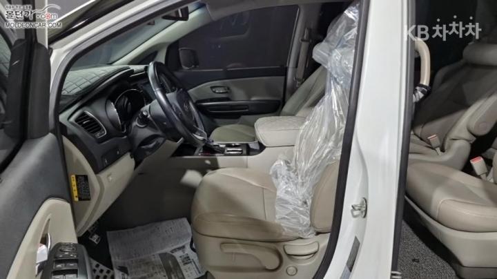 Kia Carnival 2.2 Diesel Luxury 10