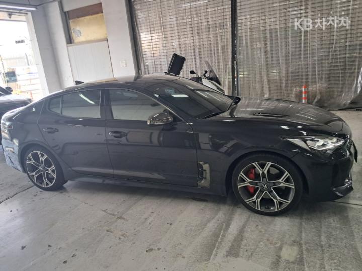 Kia Stinger 2.0 Turbo 2WD Platinum 3