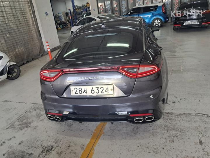 Kia Stinger 2.0 Turbo 2WD Platinum 4