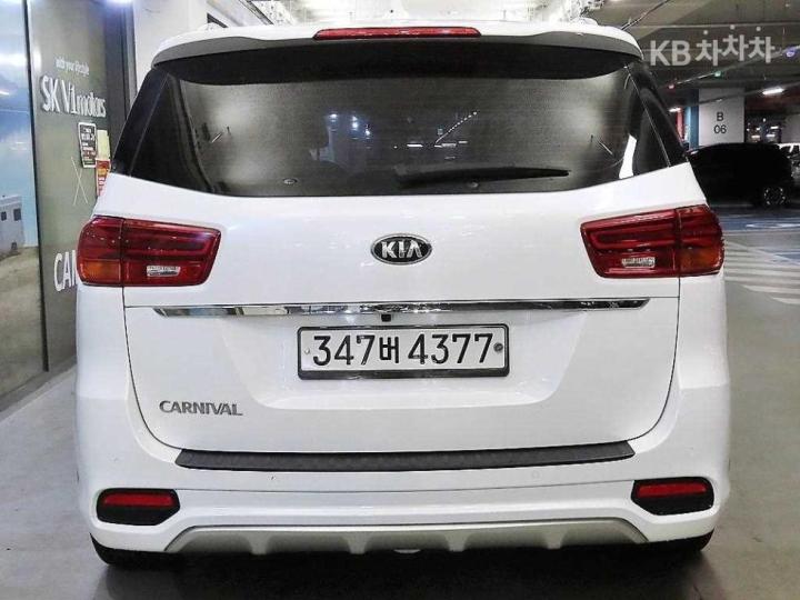 Kia Carnival 2.2 Diesel Luxury 6