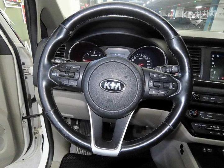 Kia Carnival 2.2 Diesel Luxury 9