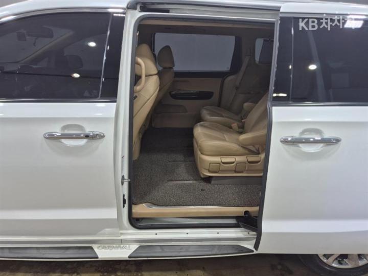 Kia Carnival 2.2 Diesel Limousine President 9