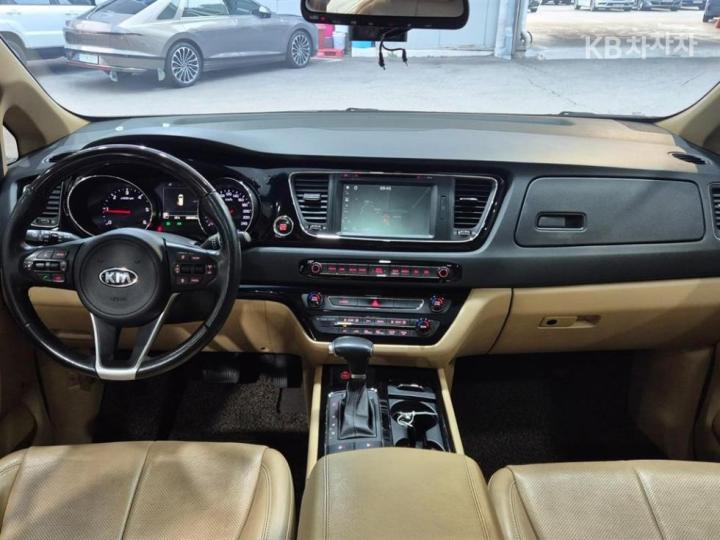 Kia Carnival 2.2 Diesel Limousine President 10