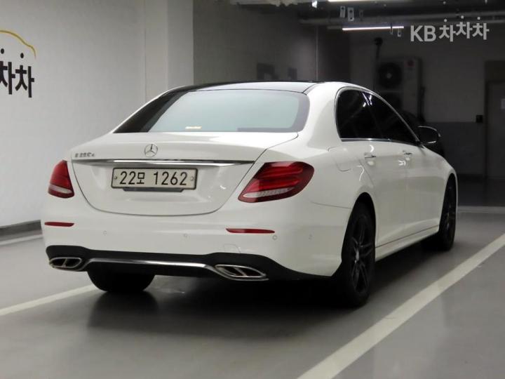 Mercedes-Benz E-Class W213 E350d 5