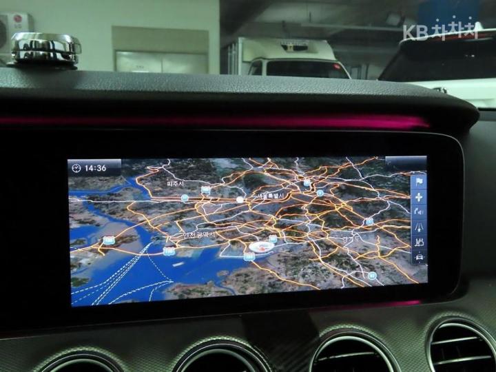 Mercedes-Benz E-Class W213 E350d 9