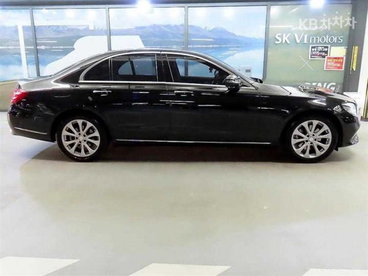 Mercedes-Benz E-Class W213 E220d Exclusive 4